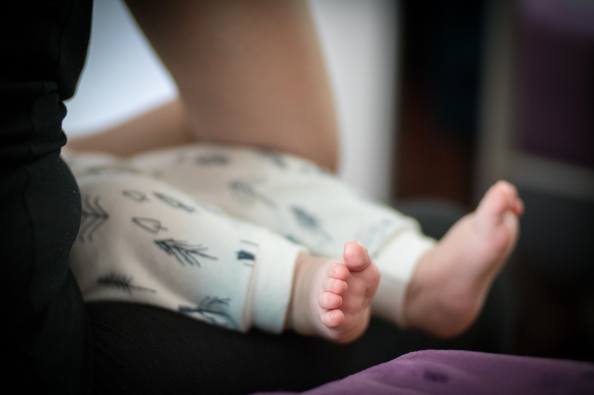Newborn's feet in focus. Mother nursing a baby. Published under CC BY 2.0. Picture: flickr/Ivan Radic